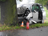 U Tochovic narazilo auto do stromu, řidič skončil v bezvědomí