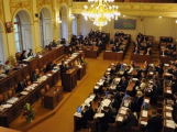 Senát schválil ošetřovné 70 pct, pro kraje chce 300 Kč na občana
