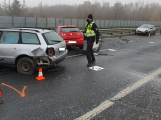 Dvě nehody uzavřely dálnici D4 v obou směrech, havarovalo 9 aut