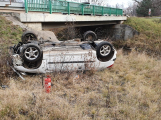 U Lhoty skončil Peugeot na střeše, řidič v nemocnici