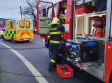 Ve Věšíně došlo k zahoření místnosti od krbu, požár likvidují tři hasičské jednotky