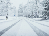 Meteorologové varují před silným větrem, tvorbou sněhových jazyků, sněžením a náledím