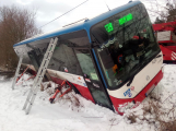 Na Příbramsku skončil po nehodě autobus v příkopu, nikdo se nezranil