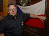 Kdo bude držet hubu a krok, dostane. Kdo ne, nedostane vůbec nic, řekl majitel jineckého pivovaru