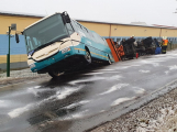Na zledovatělé silnici havaroval v Příbrami autobus i sypač