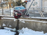 Řidič nissanu nezvládl řízení, zdemoloval lampu a oplocení v Březnické