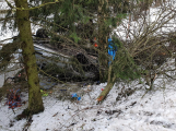 U Čenkova narazilo auto do stromu a skončilo na střeše, řidič nadýchal přes dvě promile