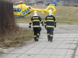 Tři muži se v Bratkovicích otrávili zplodinami z elektrocentrály. Na pomoc spěchaly dva vrtulníky