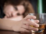 Za pandemie výrazně přibylo lidí, kteří pijí alkohol doma o samotě
