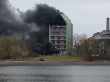 Hasiči likvidují požár uskladněného polystyrenu v rozestavěném hotelu v Dobříši