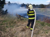 Dvě hasičské jednotky vyjížděly k požáru trávy u ZŠ ve Školní. Zapálili to mlaďasové, řekl svědek