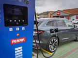 Dobít elektromobil během nákupu půjde i v Příbrami