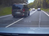 Video z palubní kamery: Řidiči si spletli strakonickou silnici se závodní tratí