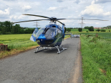 Řidič zůstal zaklíněný pod čtyřkolkou v bezvědomí, do nemocnice ho musel přepravit vrtulník