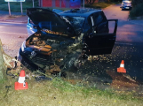 Opilý řidič v Příbrami zdemoloval auto o strom, nadýchal téměř dvě promile