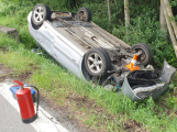 Mladá řidička nezvládla u Březnice průjezd zatáčkou. Narazila do stromu a převrátila auto na střechu