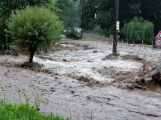 Meteorologové varují: Ženou se bouřky s přívalovými dešti a kroupami