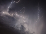 Meteorologové zpřísnili výstrahu před večerními bouřkami