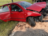 U Jablonné narazilo auto do stromu, řidič skončil v nemocnici