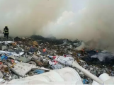 Hasičům se stále nedaří dostat požár skládky u Chrástu pod kontrolu, zasahuje již devět jednotek