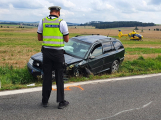 Pro motorkáře letěl vrtulník, zranil se i řidič auta