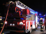 V opuštěné budově na nádraží v noci opět hořelo, bezdomovec zaměstnal dvě jednotky hasičů