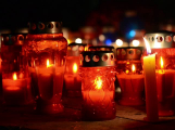 Hasiči před Dušičkami varovali před používáním svíček v plastu