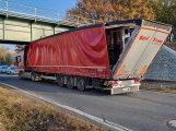 U Březnice se kamion nevešel pod železniční most