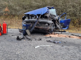 Nehoda tří aut uzavřela silnici u Chrástu, dva zranění