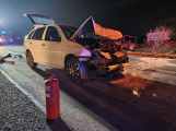 Střet dvou aut uzavřel silnici I/4 u Buku. Jedna z řidiček po nehodě odešla, policie rozjela pátrání