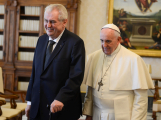 Prezident Zeman pozval papeže na návštěvu Česka, popřál mu k narozeninám