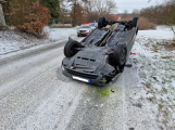 U Nové Vsi pod Pleší narazilo auto do stromu a přetočilo se na střechu, řidič skončil v nemocnici