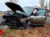 Na strakonické silnici zdemoloval řidič auto, dopravu řídí policie