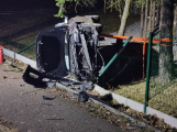 Opilý řidič BMW přejel do protisměru, přetočil auto na bok a zničil oplocení minigolfu