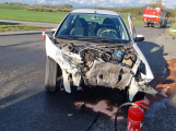 Mladý řidič u Pečic nedal přednost v jízdě, dva zranění