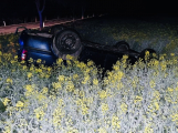 Řidič s osobákem vyletěl ze silnice do pole s rozkvetlou řepkou