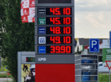 Ode dneška se snížila daň u paliv, některé čerpací stanice už mění ceny