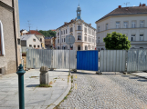 Vařeka: Stavba v horní části Pražské ulice již čtvrtý měsíc stojí díky stížnosti majitelky sousedního domu