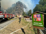 Požár v Českém Švýcarsku se v noci nerozšířil, počet hasičů se zvýší