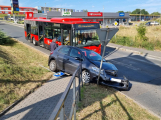 Výjezd z Albertu omezila nehoda, řidič Toyoty nedal přednost autobusu