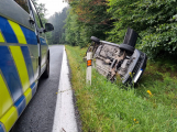 U Věšína skončilo auto na boku, řidička se nezranila