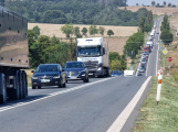 Kvůli nehodě čtyř aut policie uzavřela silnici I/4 u obce Mýšlovice