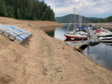 Kvůli stavbě bezpečnostního přelivu na Orlické přehradě se snižuje hladina vody. Lidé spatří zatopené objekty z doby před výstavbou vodního díla