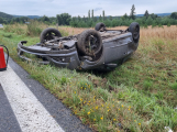 U Rožmitálu pod Třemšínem skončilo auto na střeše, řidič se nezranil