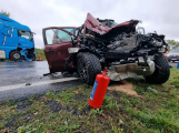 U Zalužan se čelně střetlo auto s kamionem, tři zranění