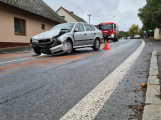 Řidič škodovky nezvládl jízdu na mokré silnici a narazil do domu