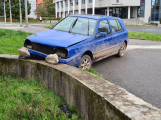 Zdrogovaný řidič v Milínské atakoval betonovou zídku, zkoušku na alkohol odmítl
