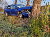 U Staré Hutě narazilo auto do stromu, řidička skončila v nemocnici