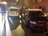 V Písku narazil opilý řidič do projíždějící policejní hlídky, poškodil víc vozů