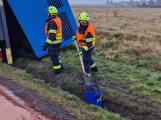 Při nehodě nákladního vozidla na Příbramsku došlo k masivnímu úniku nafty, řidič se nezranil